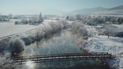 Paar-Auf-Flussbrücke-Mit-Breiter-Weißer-Schneedecke-Im-Kalten-Winter