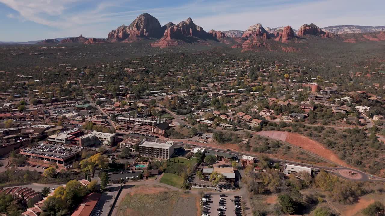 Explore Sedona’s popular hiking trails from the sky. This drone shot offers a bird’s-eye view of the trails weaving through the red rock formations