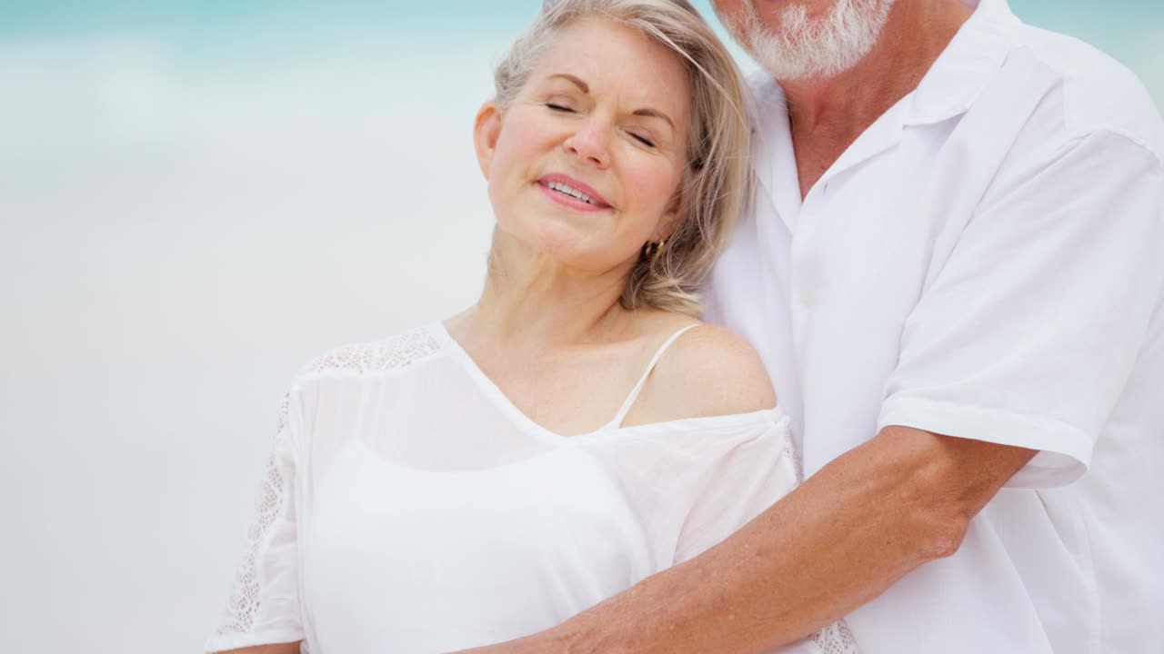 해변 에서 함께 있는 백인 노인 부부 의 초상화