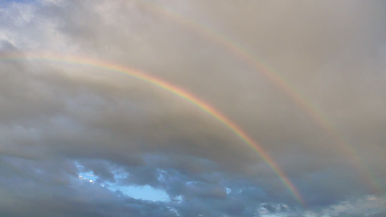 arco iris doble en el cielo nublado