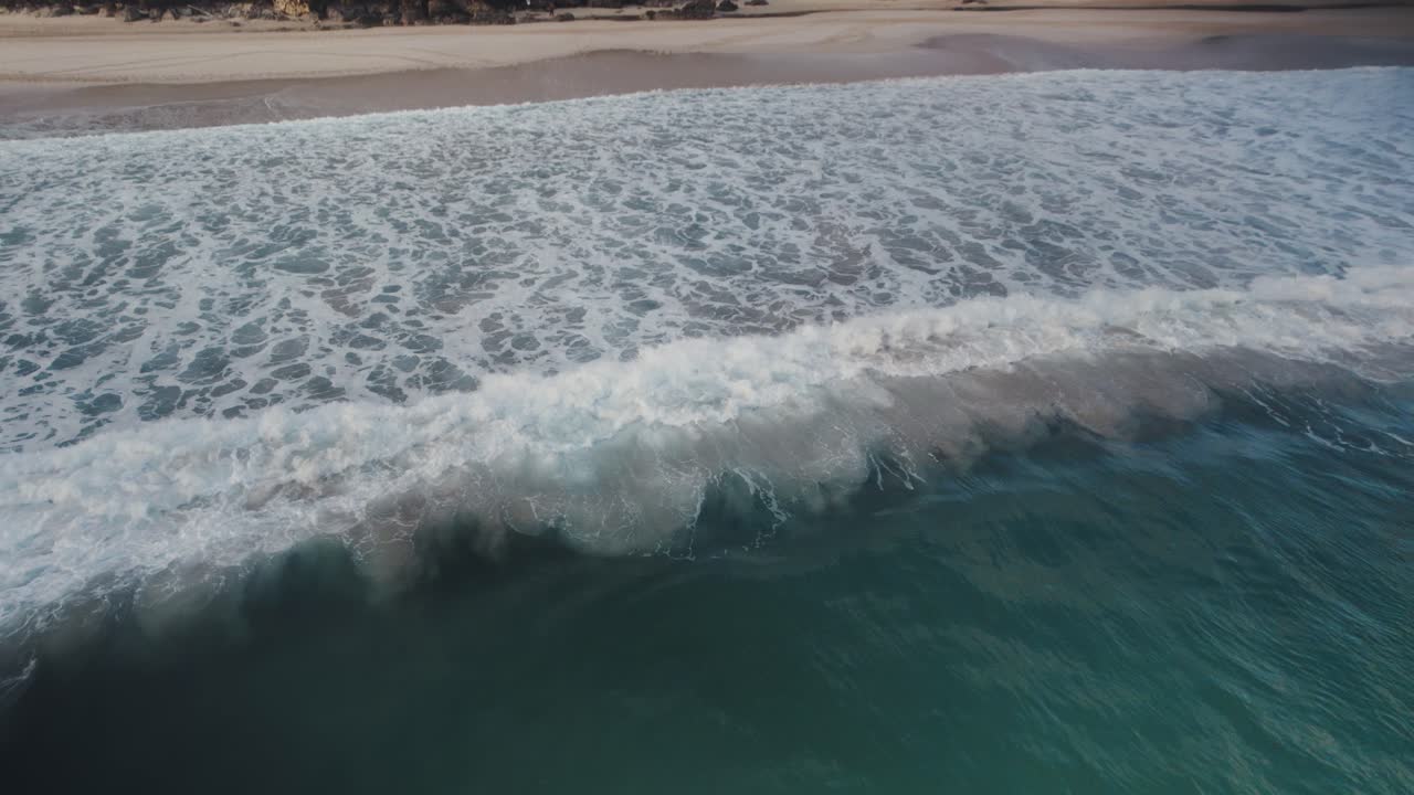 playa de sumba isla indonesia en el este de indonesia nusa tenggara imágenes aéreas de una playa tropical vacía y solitaria