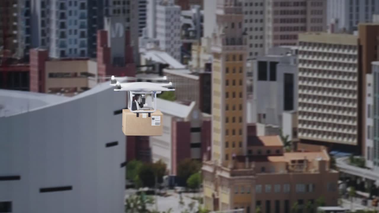volando en un avión no tripulado de entrega en el cielo con un paquete de cartón en la ciudad