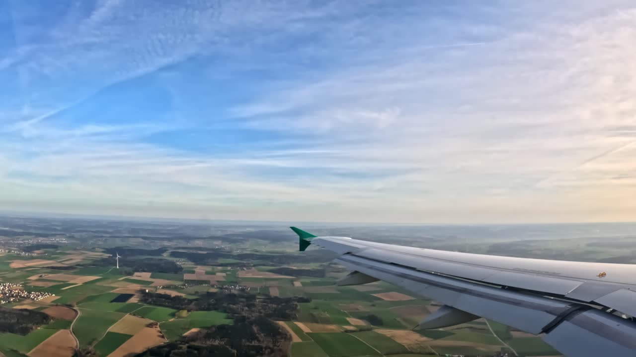 Vliegtuig vliegt over landelijk natuurlandschap, vlucht van Riga naar de luchthaven van München in Duitsland. POV