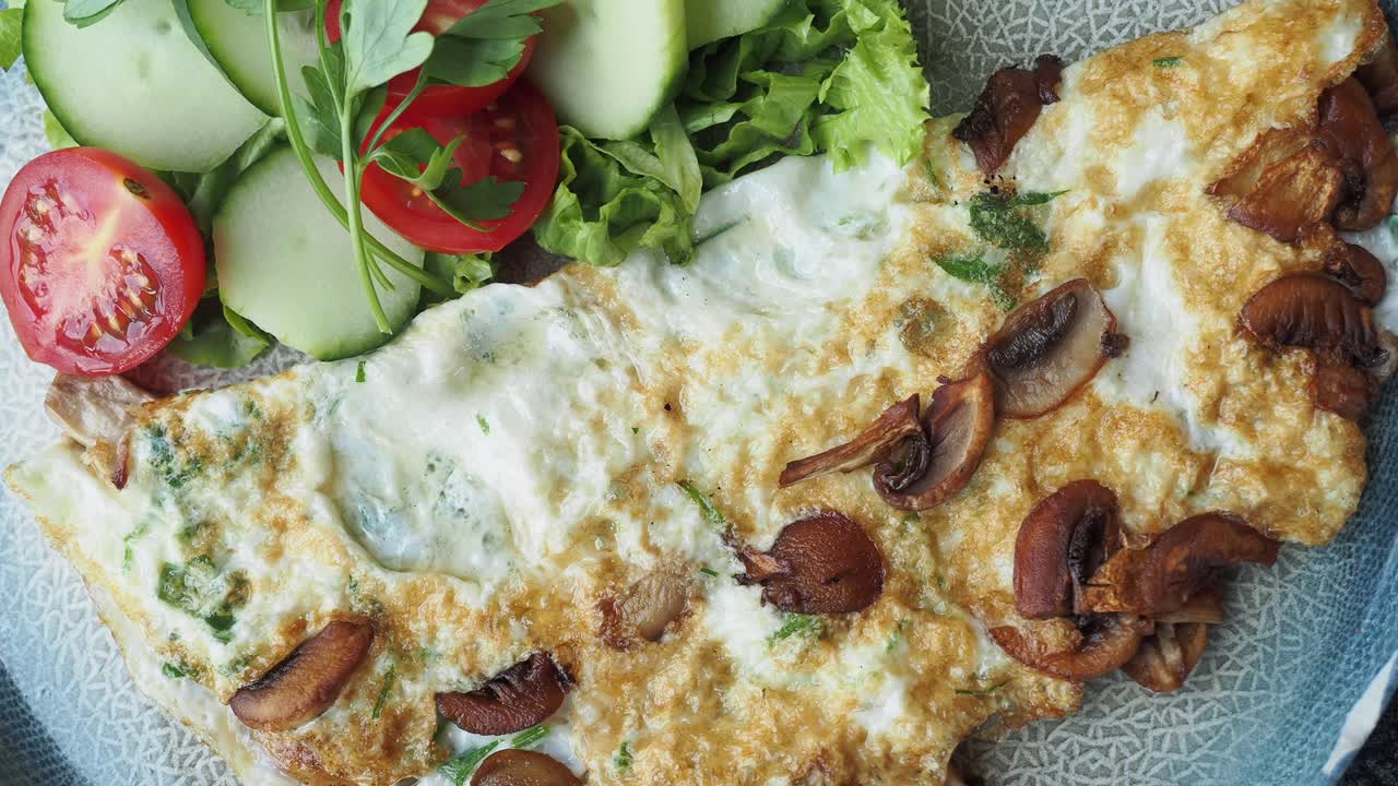 tortilla de setas con ensalada