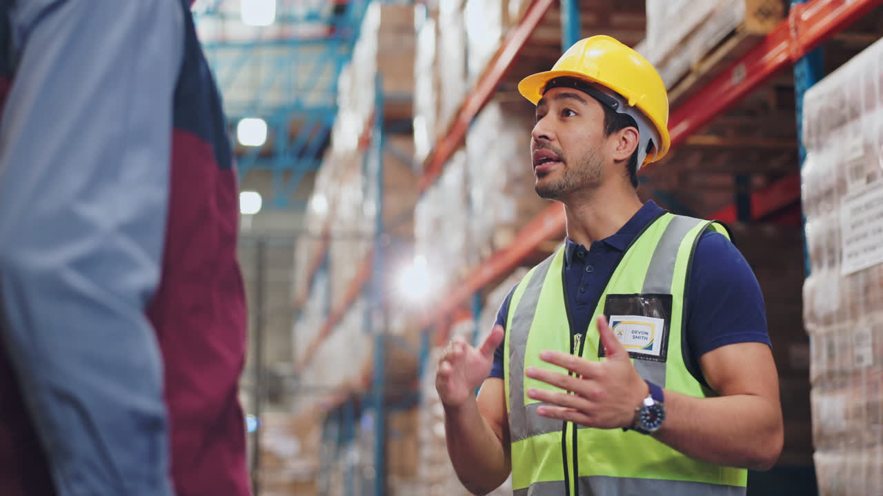 trabajadores del almacén discutiendo el inventario