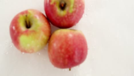 manzanas rojas con gotas de agua