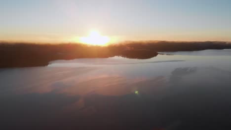 Atemberaubender-Lebendiger-Sonnenuntergang-In-Der-Nordischen-Landlandschaft-In-Schweden---Aus-Der-Luft