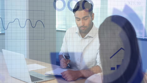 animación del procesamiento de datos financieros sobre diversas personas de negocios que trabajan en la oficina