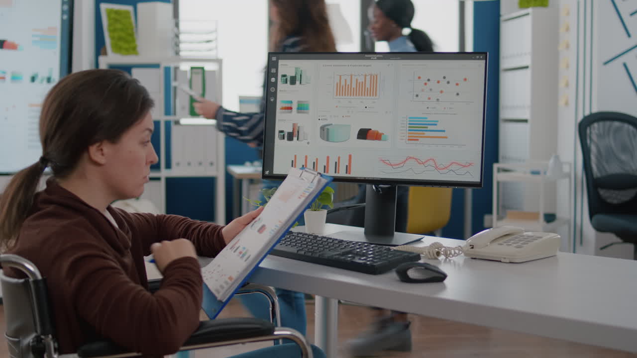 joven empresaria con discapacidad comprobando informes financieros