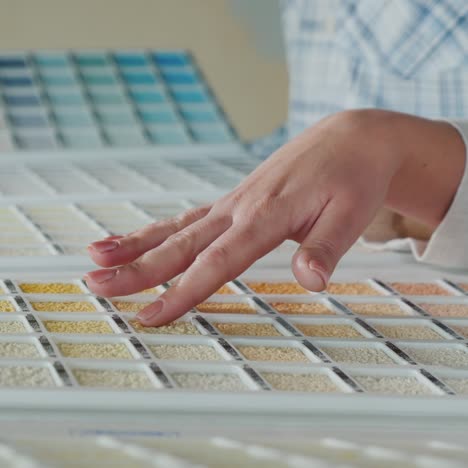un comprador elige el color y la textura para reparar la casa