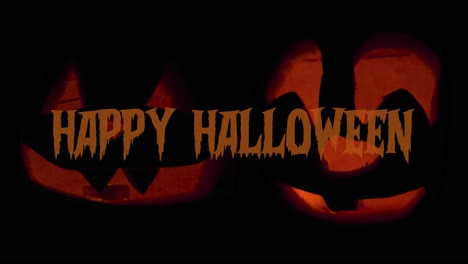 Happy-Halloween-2-Kürbislaternen,-Die-Im-Dunkeln-Leuchten,-Mit-Textanimation,-Die-Fröhliches-Halloween-Wünschen:-Geschnitzte-Kürbisdekorationen-Mit-Brennenden-Kerzen-Im-Inneren