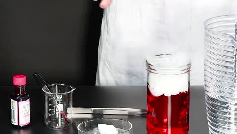 demostrando la reacción del hielo seco con el líquido rojo