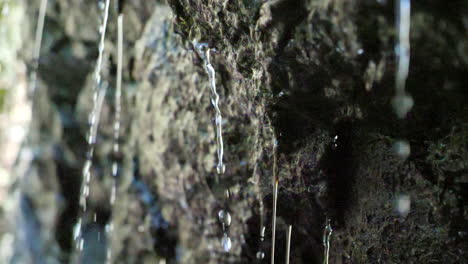 agua goteando a cámara lenta en 180 fotogramas por segundo