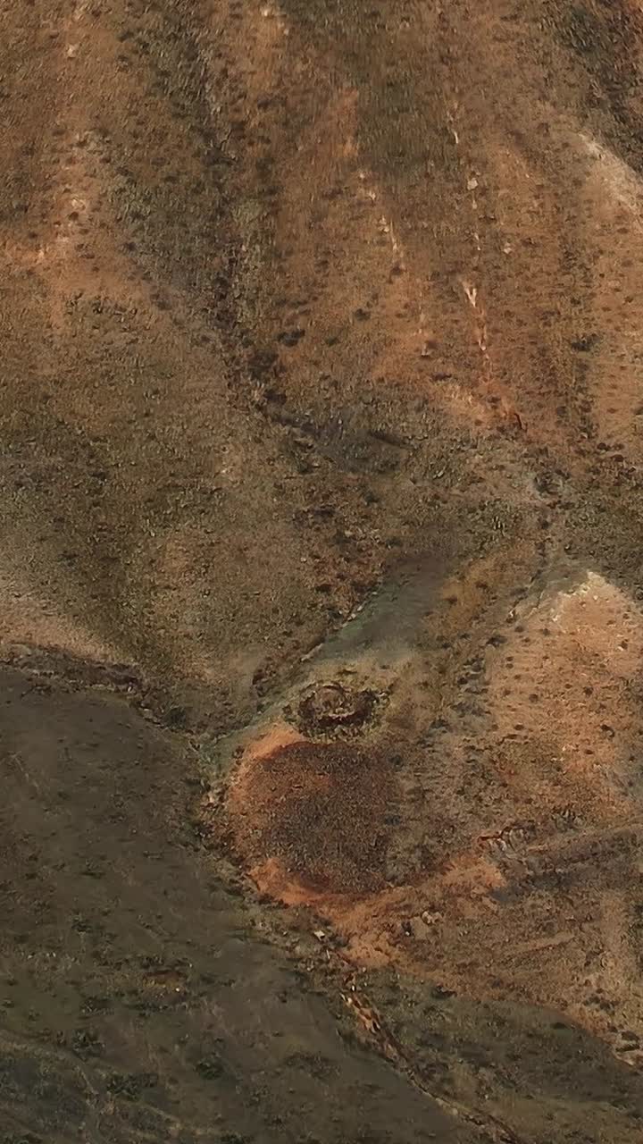 Vista aerea di terra vulcanica e terreno arido.