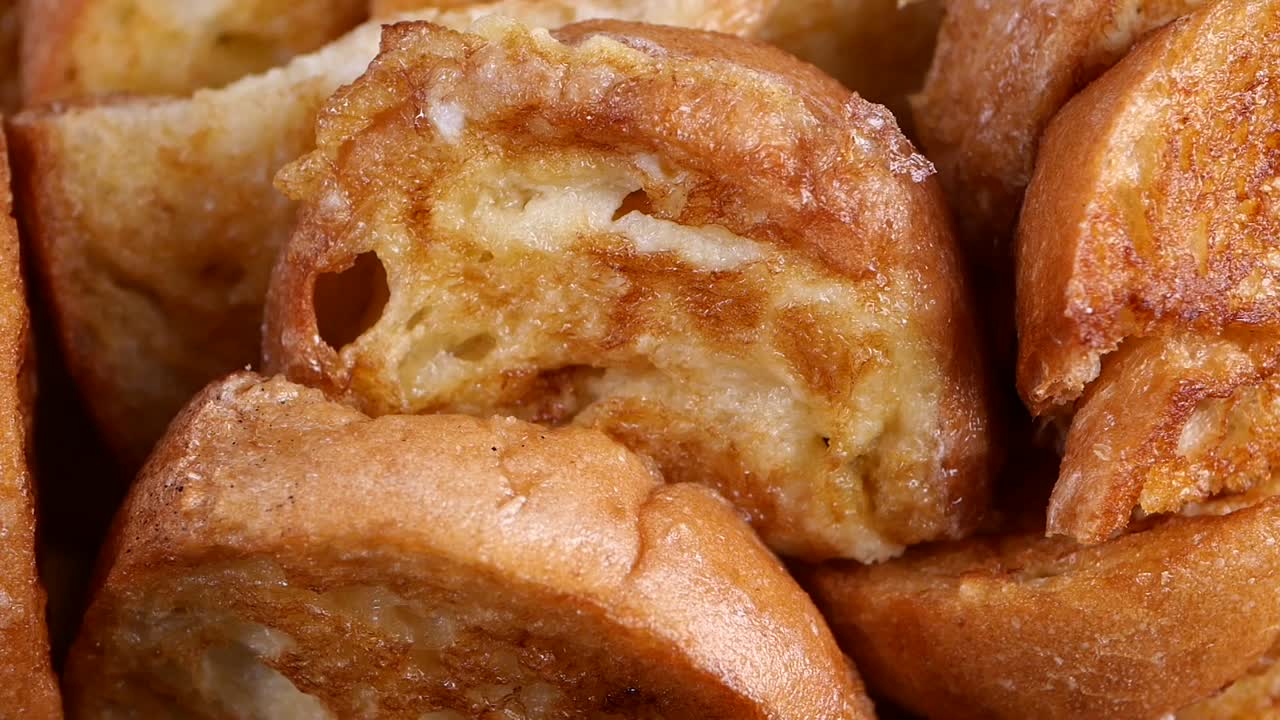 Primer plano de trozos de tostada francesa dorados
