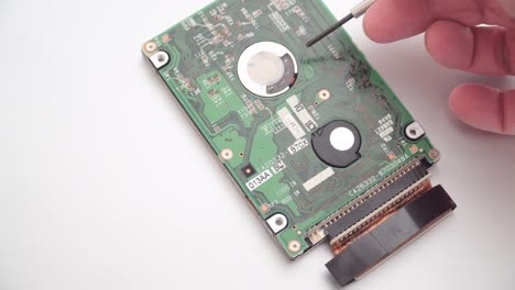 el disco duro del ordenador está siendo inspeccionado por un técnico.