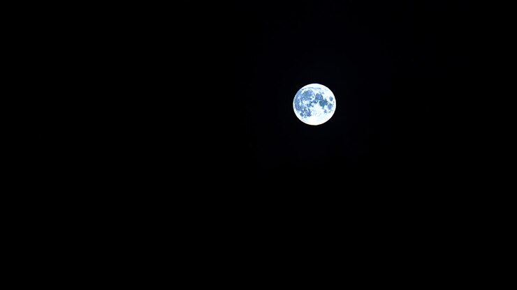 Time-lapse de avistamento de lua cheia de Halloween com terror à meia-noite