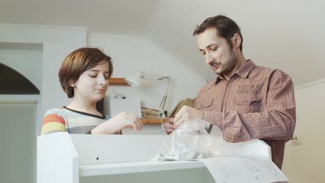 padre e hijo juntos recogen nuevos muebles comprados a través de internet. importancia de la transferencia de experiencia y capacitación. negocio familiar y ahorro del presupuesto familiar