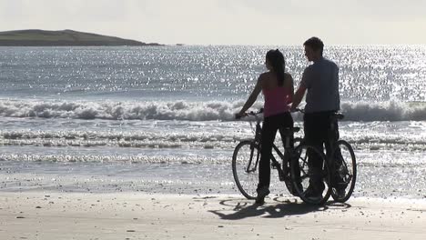 Una-Pareja-Montando-En-Bicicleta