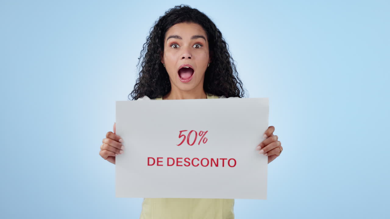 emocionado, promocional y una mujer con una tabla