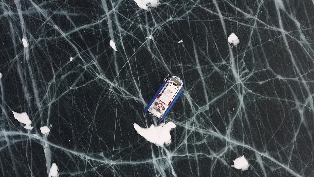 얼어붙은 호수 에 있는 얼음 보트