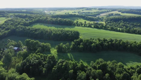 Wunderschöner-Luftflug-über-Bauernhöfe-Und-Sanfte-Hügel-Im-Süden-Von-Pennsylvania-Kurz-Nach-Sonnenaufgang