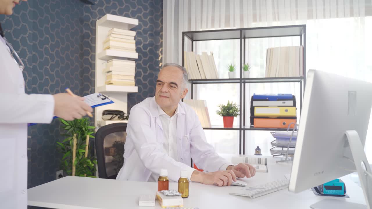 忙しい医師はテーマについて議論します ⁇