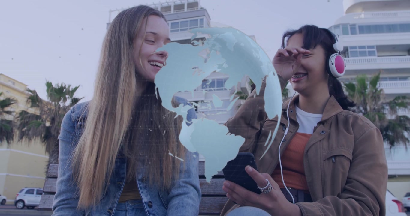 Animación de un icono de globo giratorio sobre dos mujeres diversas sonriendo juntas en la calle.