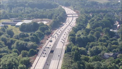 Ocupado-Drone-Aéreo-M37-Disparó-Siguiendo-Vehículos,-Coches-A-Lo-Largo-De-La-Carretera