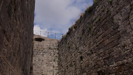 Un-Corredor-De-Piedra-Hacia-Pérgamo