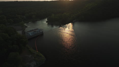 Planta-Hidroeléctrica-Del-Lago-Zumbro-Durante-La-Puesta-De-Sol-En-Minnesota,-EE.UU.