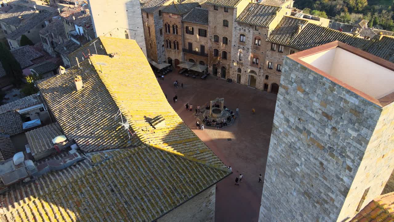 Luftfoto av "Piazza della Cisterna" i San Gimignano.
