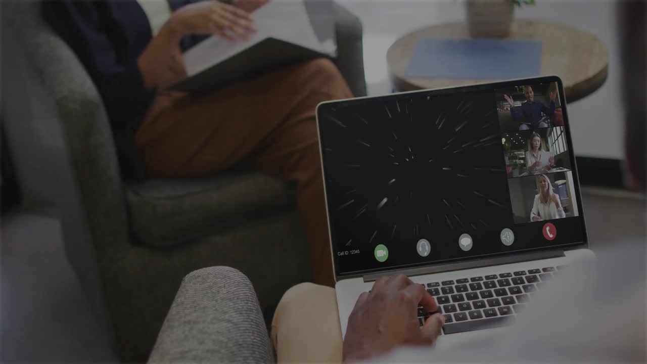 Durante la riunione, un uomo digita e una donna sfoglia un quaderno monitorando la forma d'onda animata dei prezzi NFT.