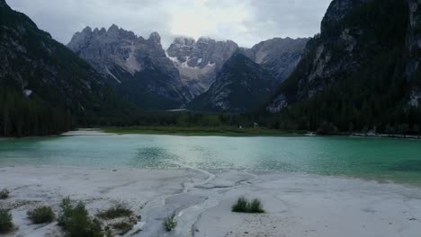 lago di landro, dolomitas, parque nacional de los tres picos, tirol del sur, italia, septiembre de 2021