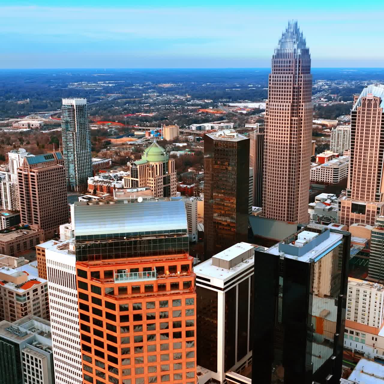 Architettura varia nel centro di Charlotte, Carolina del Nord, USA, di giorno. Vista dall'alto del gruppo di splendidi grattacieli.