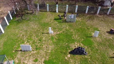 jugadores de paintball corriendo desde su base al comienzo del partido tiro con drones