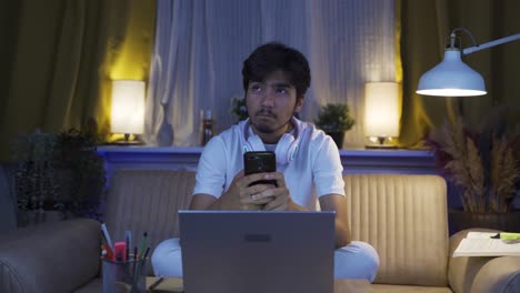 el hombre que envía mensajes por teléfono por la noche es infeliz y triste.