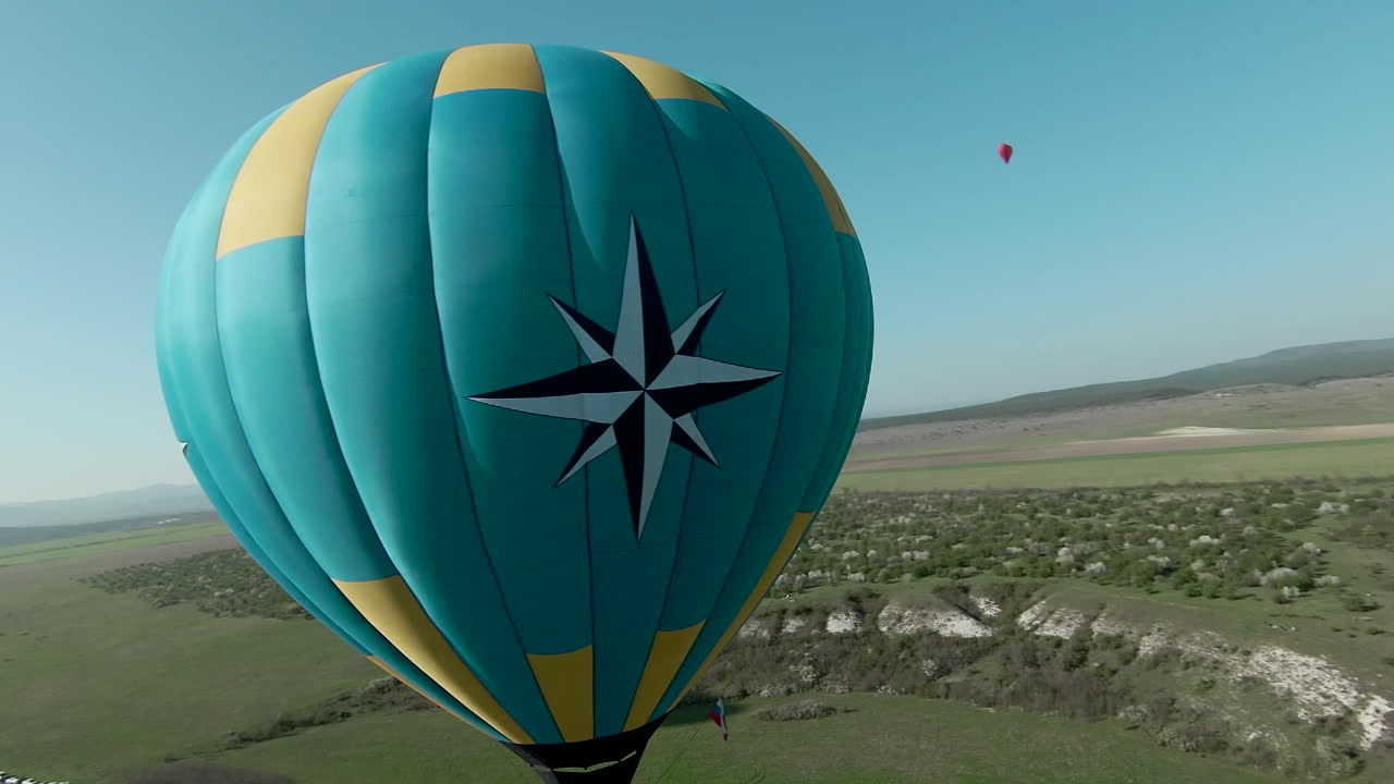 아름다운 풍경 위에 있는 열기 풍선