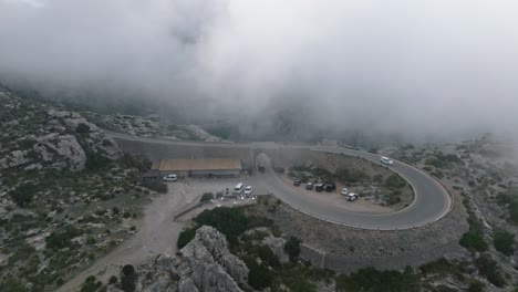 Los-Coches-Se-Encuentran-En-La-Sinuosa-Carretera-De-Sa-Calobra-Junto-A-La-Montaña-De-Tramuntana.