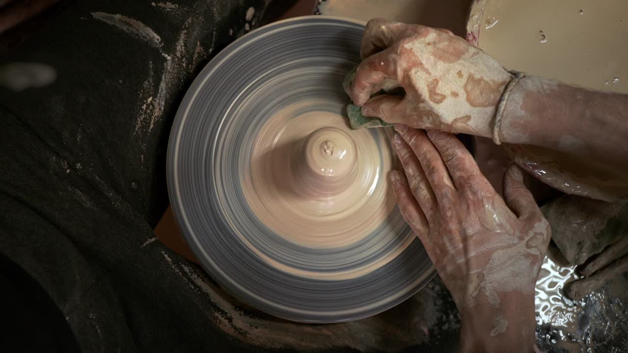 도자기가 여자에게 진 접시를 만드는 법을 가르친다.