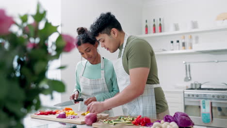 cocinar, verduras y pareja feliz con comida