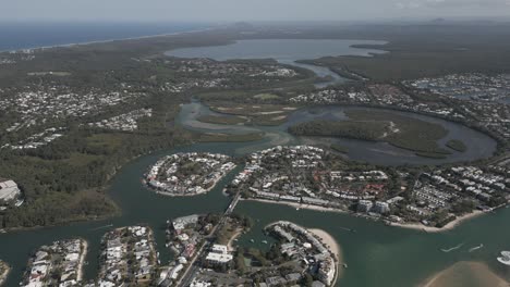 flyover ciudad costera de noosa heads estuario del río en queensland, aus
