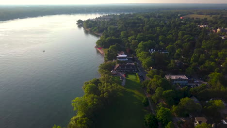 Vista-Aérea-Del-Pintoresco-Niagara-on-the-lake-A-Lo-Largo-De-Las-Orillas-Del-Lago-Ontario