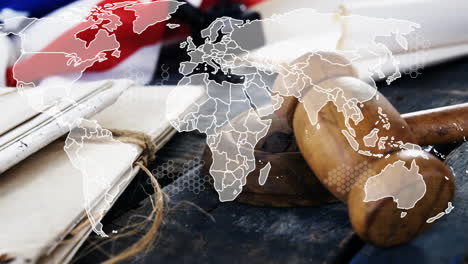 animación del mapa del mundo sobre documentos y martillo