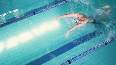 entrenamiento de nadadores en una piscina