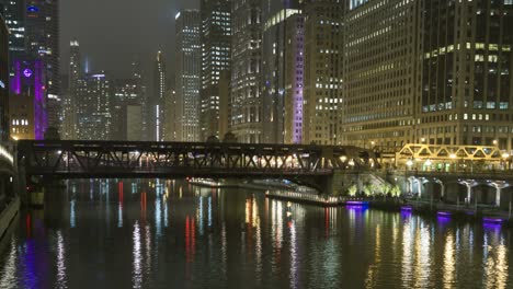 zeitverlauf des chicago river und züge über eine brücke