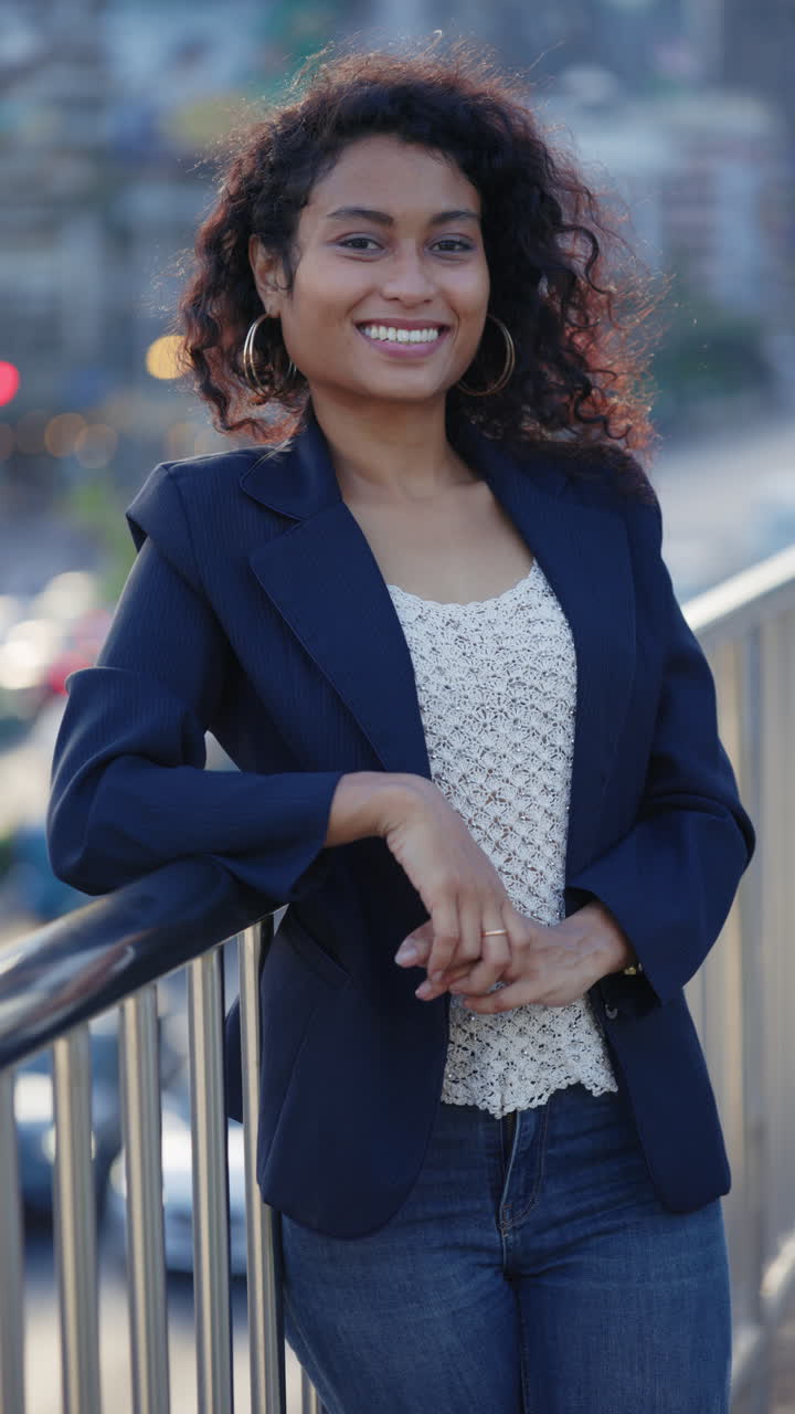 Mulher de negócios sorridente em Cityscape