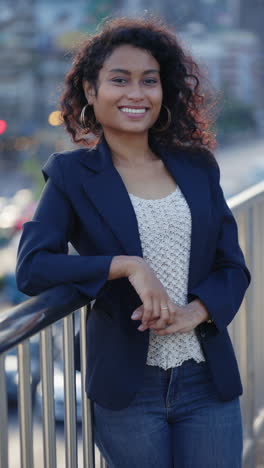 mujer de negocios sonriente en el paisaje urbano