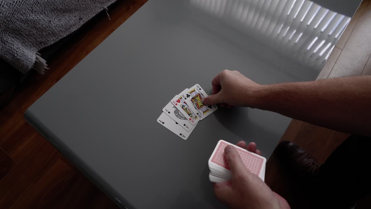 baraja de cartas full house siendo puesta por el crupier, dos ases y tres reyes