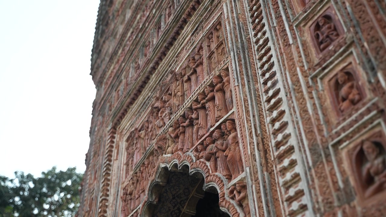 Questo tempio fa parte del complesso templare Kalna Rajbari e le sue pareti presentano vari tipi di intagli elaborati.